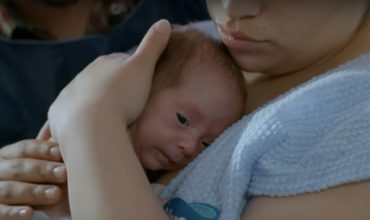 Huggies promueve un contacto «piel a piel» a favor de los bebés prematuros