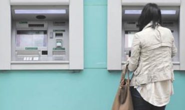 Cajas de ahorro, cuentas corrientes y tarjetas: qué bancos son los más baratos y cuáles, los más caros