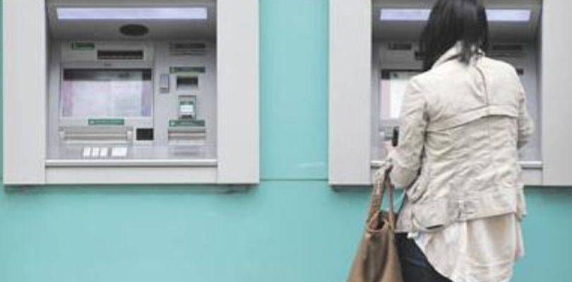 Cajas de ahorro, cuentas corrientes y tarjetas: qué bancos son los más baratos y cuáles, los más caros