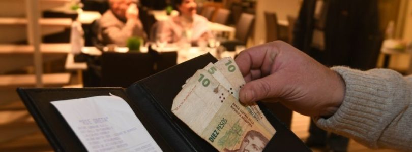 La AFIP dispuso que las propinas se puedan abonar con tarjeta de crédito y débito