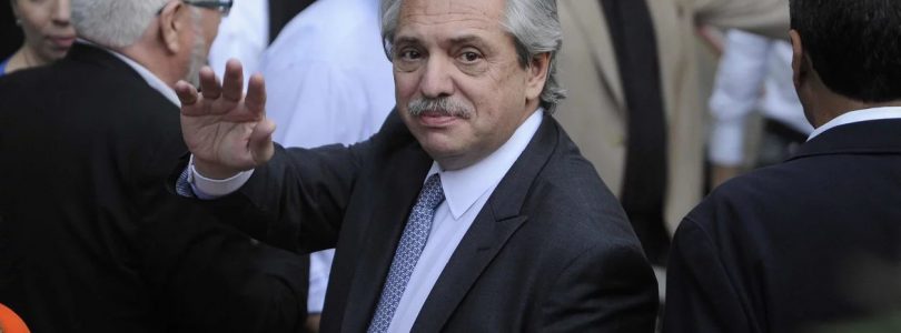 Fernández anunció bonos para jubilados y congelamiento de tarifas