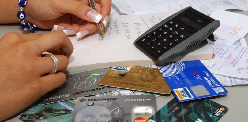 El pago mínimo en la tarjeta de crédito puede tener menos costo que un préstamo personal