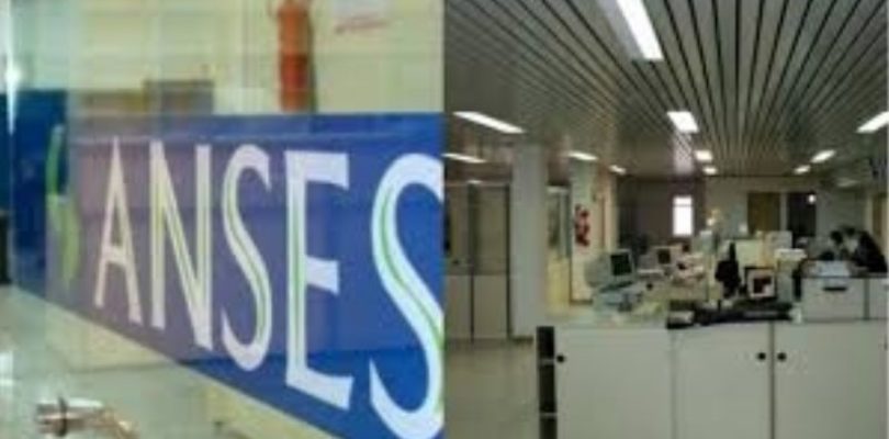 El Gobierno declaró actividad “esencial e indispensable” al servicio telefónico de la Anses