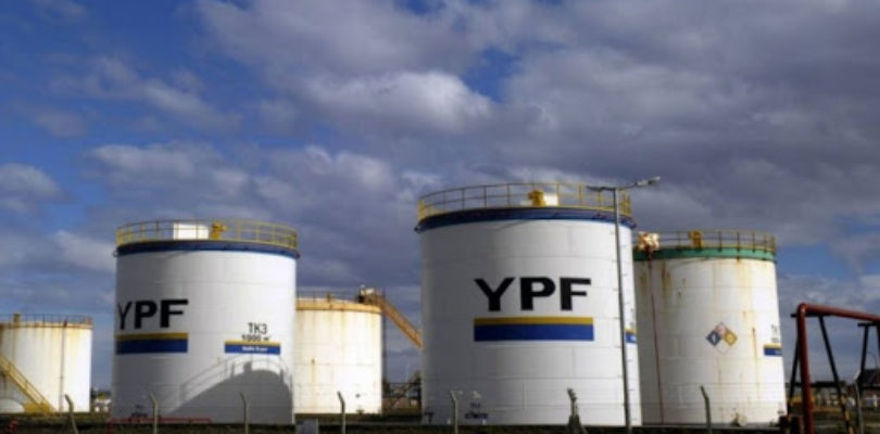 YPF informó que no suspenderá a sus empleados, pero acordó una rebaja en los sueldos