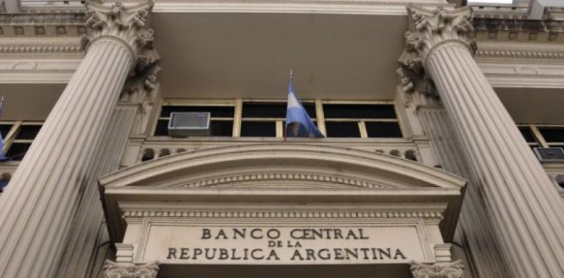 El BCRA habilitó a los bancos a aumentar las comisiones de servicio al cliente