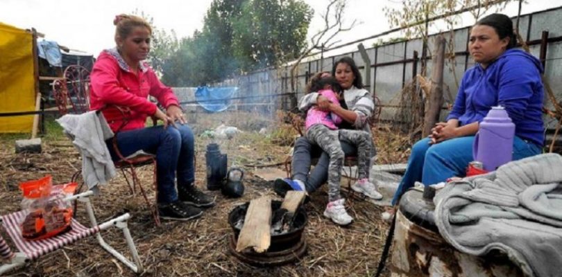 Una familia necesitó $26.442 para no caer en la pobreza