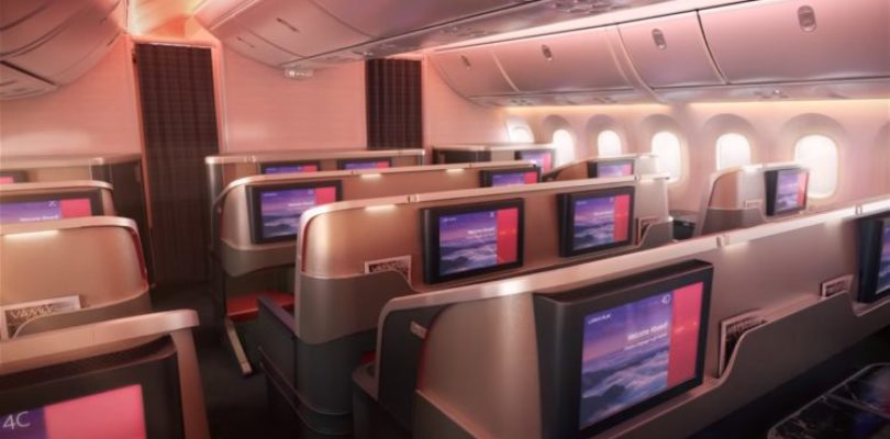 LATAM presentó las nuevas cabinas de su flota y celebró “dibujando” un avión en el cielo