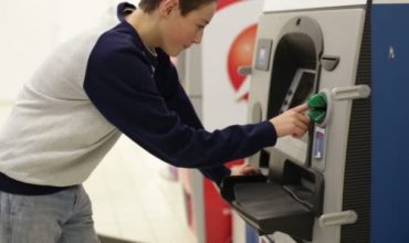 Los adolescentes podrán sacar una cuenta en el banco sin autorización de los padres