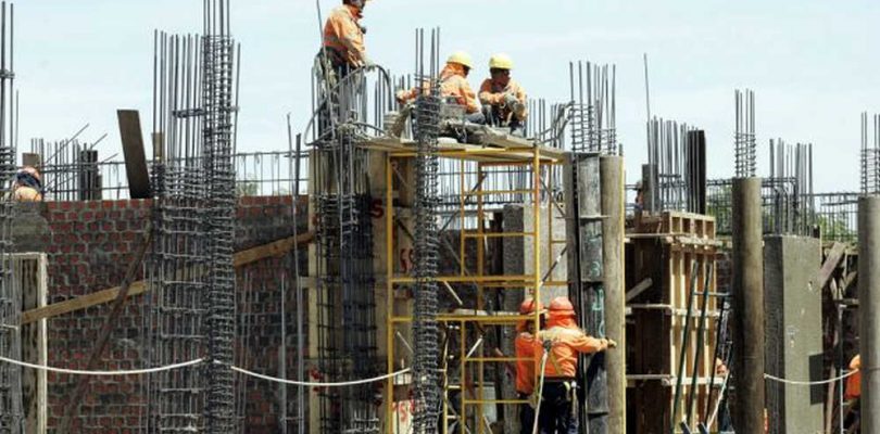 Según el Indec, la construcción cayó 7,5% y la industria 8,8% en abril