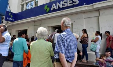 Jubilados y pensionados cobran un aumento en diciembre, pero quedan por debajo de la inflación