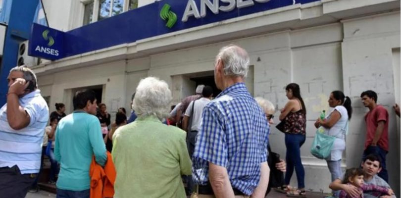 Jubilados y pensionados cobran un aumento en diciembre, pero quedan por debajo de la inflación