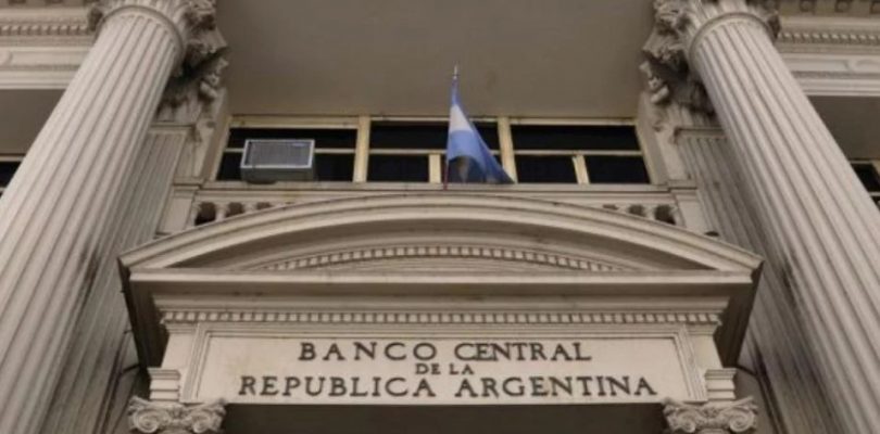 Sin control: el BCRA vendió US$100 millones y subió la tasa al 74%