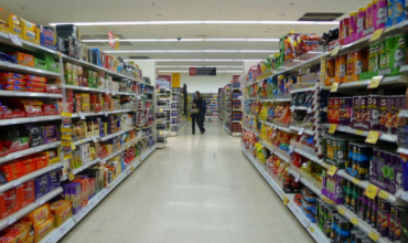 Las ventas en supermercados y centros de compras continuaron cayendo en agosto