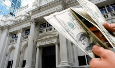 Aumenta la presión electoral y el dólar mantiene el alza: las medidas que analiza el Gobierno