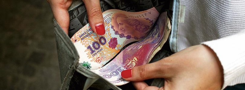 Los salarios subieron levemente en octubre, pero siguen por debajo de la inflación