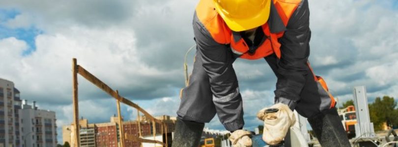 Caídas históricas en la industria y la construcción en abril