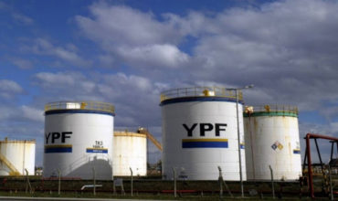 YPF informó que no suspenderá a sus empleados, pero acordó una rebaja en los sueldos