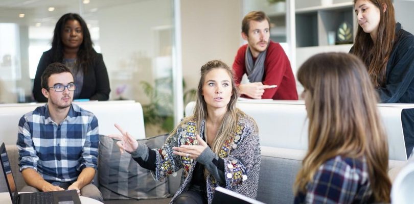 Santander lanza becas para fomentar el liderazgo femenino