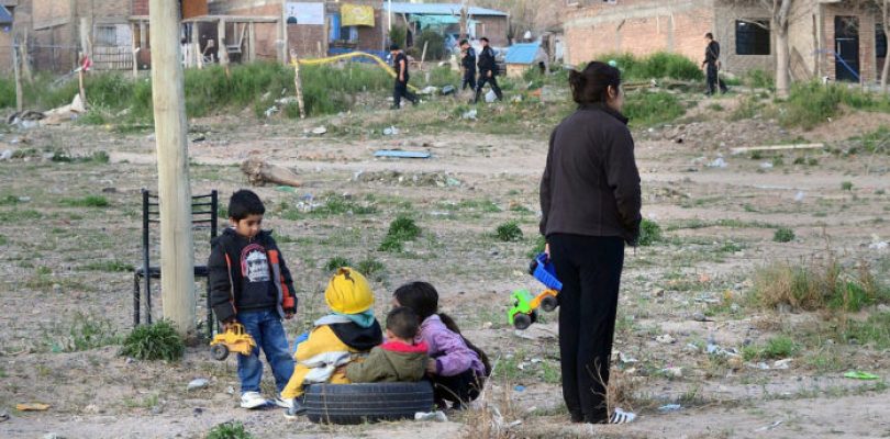 Una familia tipo necesitó casi $50.000 para no ser pobre en octubre