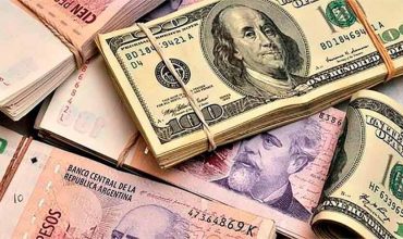 Leve suba del dólar oficial y la bolsa porteña