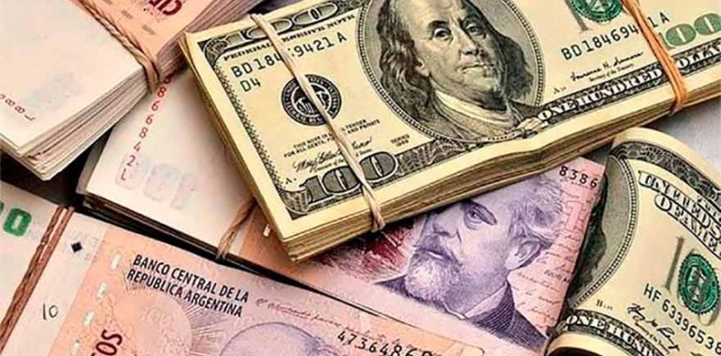 Leve suba del dólar oficial y la bolsa porteña