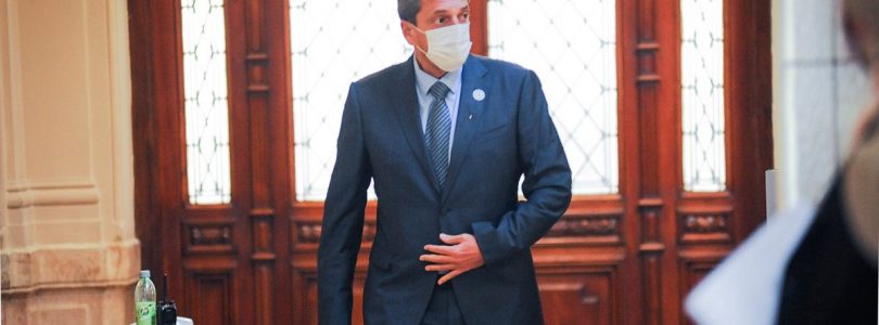 Massa convocó a los laboratorios productores de vacunas al Congreso