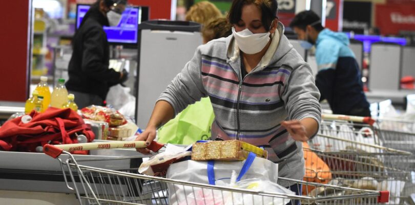 Una familia tipo necesitó más de $76.000 para no caer en la pobreza en 2021