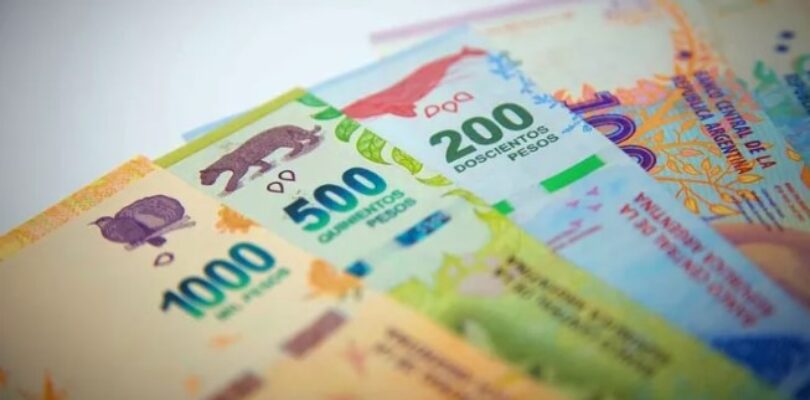 El peso argentino, la segunda moneda más devaluada frente al dólar en 2021