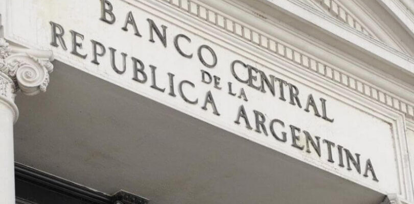 El BCRA acelera la devaluación del peso y define si vuelve a subir la tasa de referencia