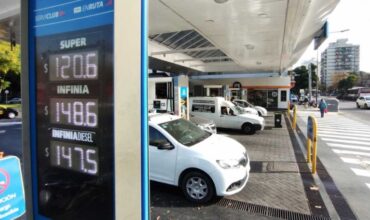 El Gobierno postergó otra vez la suba de los impuestos a los combustibles