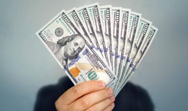 El dólar blue se mantiene estable y la Bolsa abrió con una leve baja