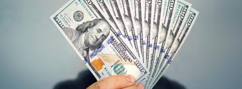 El dólar blue se mantiene estable y la Bolsa abrió con una leve baja