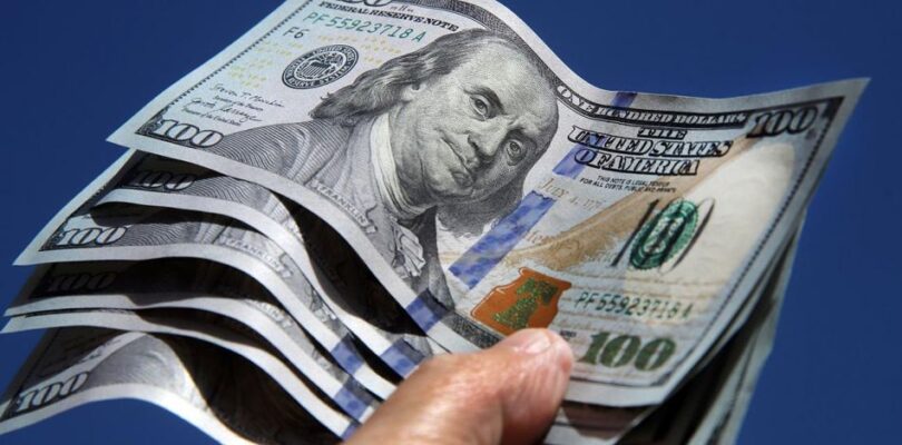 El dólar sube $1 a $313 en la apertura de las operaciones