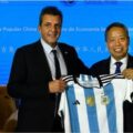 Massa busca dólares para las reservas desde China