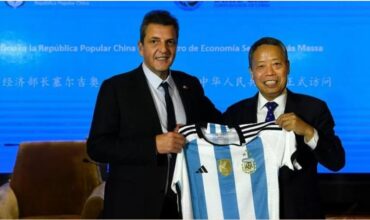 Massa busca dólares para las reservas desde China