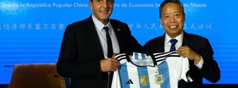 Massa busca dólares para las reservas desde China