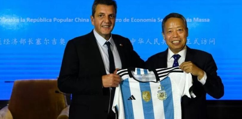 Massa busca dólares para las reservas desde China