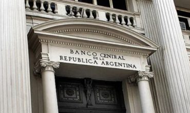 El BCRA volvió a bajar la tasa de interés de referencia y lo fijó en el 60%