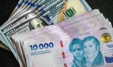 El Gobierno prevé adelantar la baja de la devaluación del dólar oficial al 1% mensual