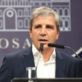 Caputo anunció que en enero se registró un superávit financiero de casi $600.000 millones