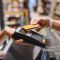 Ya se puede pagar en dólares con tarjeta de débito en los comercios