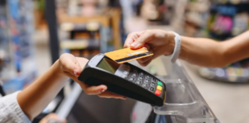 Ya se puede pagar en dólares con tarjeta de débito en los comercios
