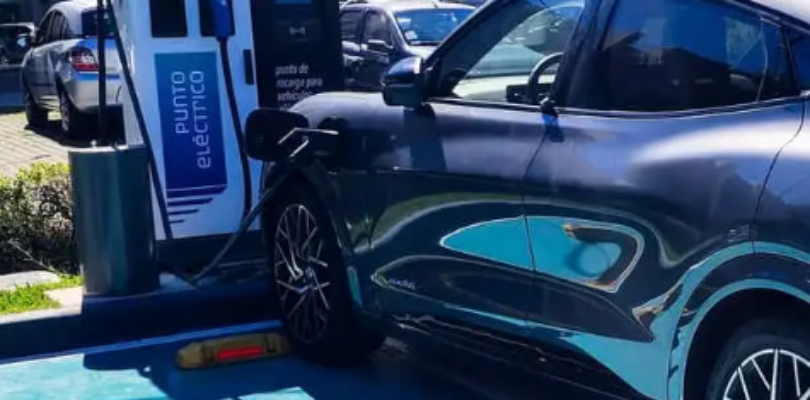 El Gobierno abrió la licitación para importar sin arancel 50.000 autos eléctricos e híbridos para 2026