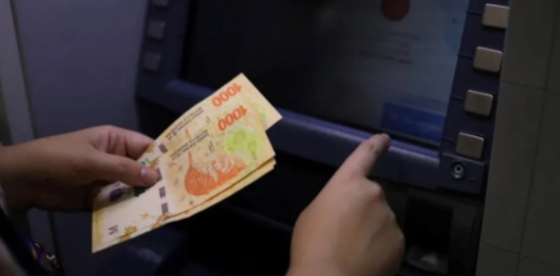 Los bancos aumentan las comisiones a partir de mayo y extraer plata de un cajero puede costar hasta $5.000