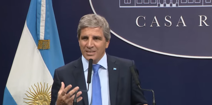 El Gobierno avanza con una desregulación para “sacar los dólares del colchón y gastarlos donde sea”