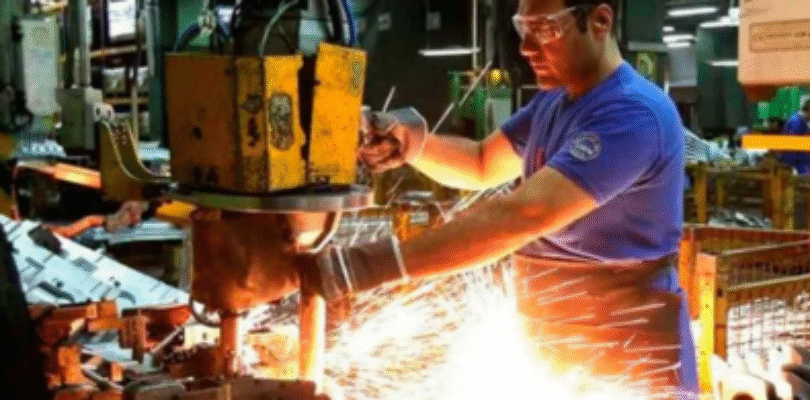La actividad económica cayó 0,7% mensual en junio