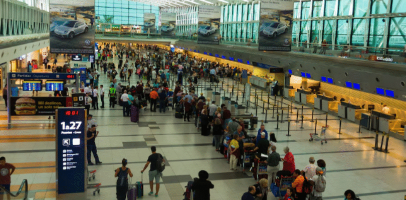 Histórico déficit de turismo: casi 6 millones de argentinos viajaron al exterior en el primer cuatrimestre