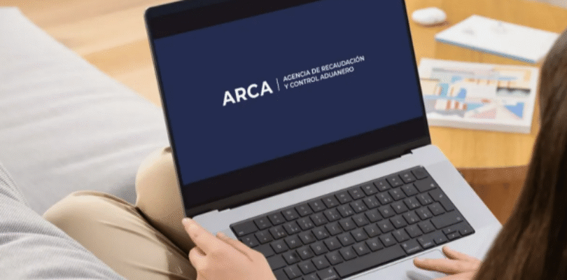 La recaudación tributaria de agosto cayó 2,4% real