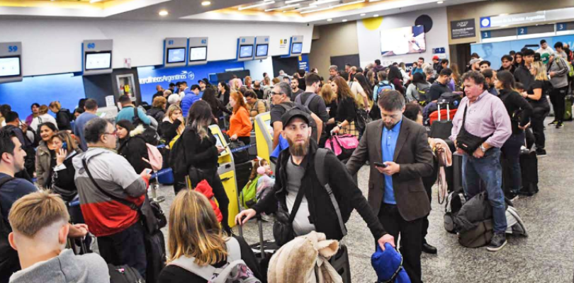 Aerolíneas Argentinas informó que el paro de controladores afecta a más de 8 mil pasajeros