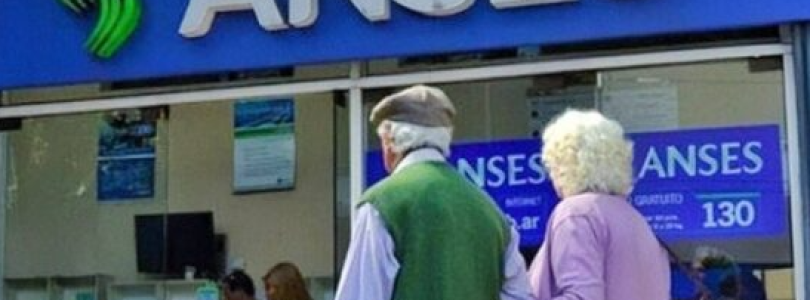 Oficializan el aumento en jubilaciones y asignaciones familiares para octubre: cuánto cobrarán